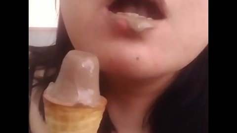 LAMIENDO DELICIOSO HELADO