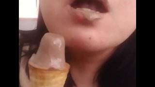 美味しいアイスクリームを舐める