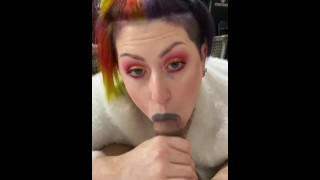 Sexy emo slet zuigt lul met kleine pantyvoeten achter haar