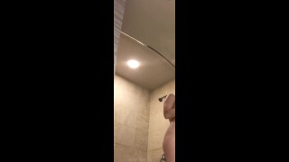 Pico furtivo de câmera no banheiro do hotel. Hot loira com peitos empilhadas toma banho e se prepara. 