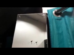 Public Blowjob in der Umkleide während Verkäuferin draussen Klamotten sortiert..