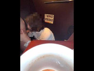 ネットカフェで立ちバック　「音聞こえちゃう…♡」