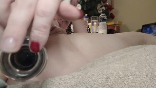 Mujer trans posoperatoria folla y abre su culo con un consolador de vidrio largo
