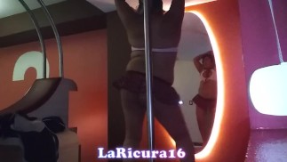 Chica Trans moviendo la cadera muy sexy