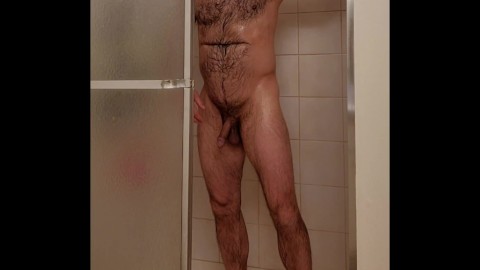 シャワーで曲がっている筋肉のクマ