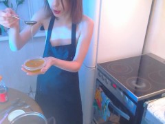 Горячая сучка готовит терияки и седлает член на кухне - Screenshot 3 of 16 - Fucked While Cooking