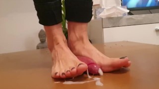 Cockcrush pieds nus dansant mélangé doucement dur avec éjaculation