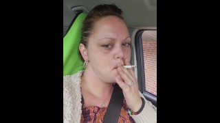 Gostosa fumando enquanto espera no carro