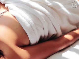 MILF Kelly Se Veste De Gueixa Para Massagear Os Peitos Grandes De Seu Cliente