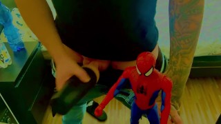 Spider-Man viendo masturbarse con el video fuerte de tijeras de lesbianas calientes 