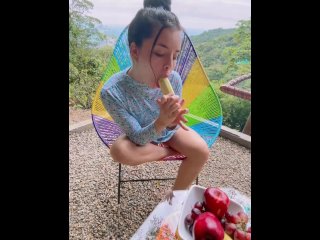 Follo mi coño con el plátano de mi desayuno