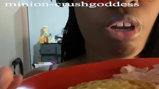 spugen op slaven voedsel