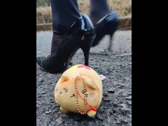 野外 女装 踏み潰し オナニー クラッシュフェチ 主観 ハイヒール - Screenshot 1 of 16 - Crush Fetish
