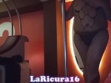 Baile sensual con lancería de red de cuerpo completo