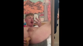 Twink streckt sein Pink Boy-Loch mit einem riesigen 9-Zoll-Dildo