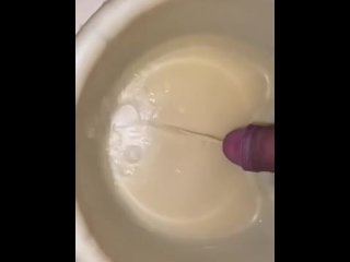 大学生が容器に大量のおしっこをする