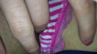 Тайно мастурбирую сочную киску в гостях у родителей