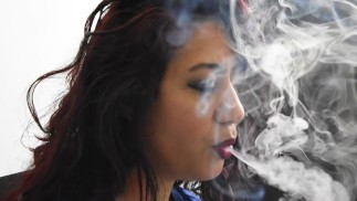烟雾 优点白色 120 在前景中