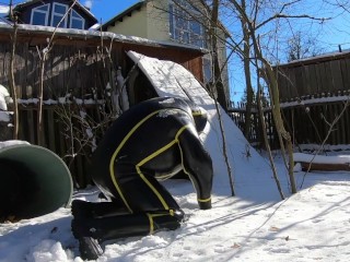 Cyborg in De Sneeuw - Met Latex Rubberen Pak in De Sneeuw