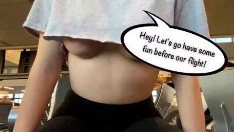 ¡TETAS EN EL AEROPUERTO! Puede ver tetas en chica esperando su vuelo en camisa pequeña