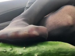 女装 ハイヒール クラッシュフェチ 黒パンスト 踏み潰し 車内 - Screenshot 1 of 16 - Crush Fetish
