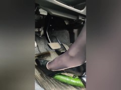 女装 ハイヒール クラッシュフェチ 黒パンスト 踏み潰し 車内 - Screenshot 10 of 16 - Tight