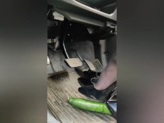女装 ハイヒール クラッシュフェチ 黒パンスト 踏み潰し 車内 - Screenshot 11 of 16 - Crush Fetish