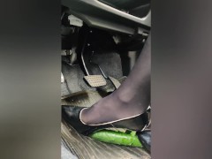 女装 ハイヒール クラッシュフェチ 黒パンスト 踏み潰し 車内