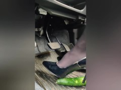 女装 ハイヒール クラッシュフェチ 黒パンスト 踏み潰し 車内 - Screenshot 15 of 16 - Tight