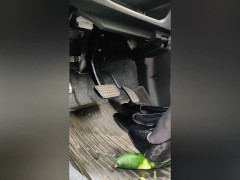 女装 ハイヒール クラッシュフェチ 黒パンスト 踏み潰し 車内 - Screenshot 16 of 16 - Crush Fetish
