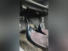 女装 ハイヒール クラッシュフェチ 黒パンスト 踏み潰し 車内 - Screenshot 7 of 16 - Leg Worship