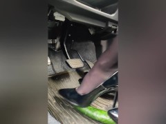 女装 ハイヒール クラッシュフェチ 黒パンスト 踏み潰し 車内 - Screenshot 9 of 16 - Foot Fetish