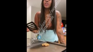 Sweet Monae haciendo galletas con su culo fuera!