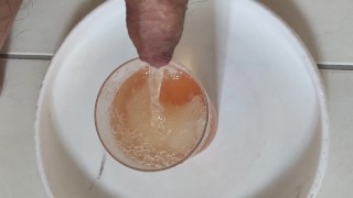 Orinar en una taza de hielo afeitado