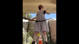 Archery praticando em um vestido de sol e botas 🖤