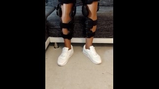 Бандаж для ног и блестящие колготки