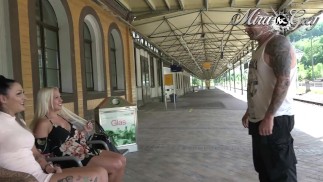 Quick blowjob at the station ! Horny quicky