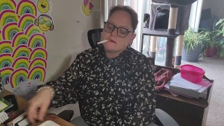 Быстрый перекур для занятой секретарши!