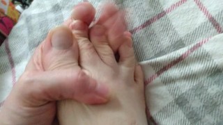 ¡Apuesto a que quieres ver estos pies! PAWG pies Fetish todos los dedos naturales de los pies chica peluda