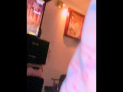 Amigo pervertido folla a su mejor amiga culona mientras juega videojuegos en su habitación