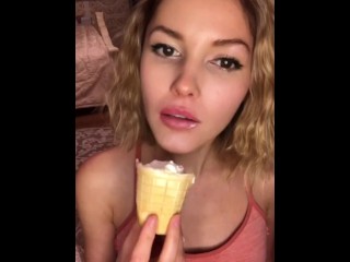 Грязная сучка поедает мороженное: