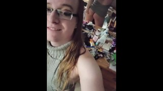 Cute chica trans pelirroja en suéter y se burla y juega