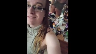 Süßes Transmädchen Rothaarige im Pullover neckt und spielt