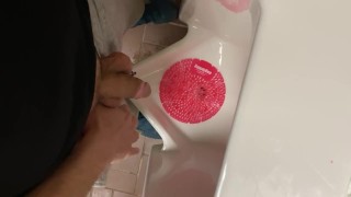 トイレに走ったが、誰かが必死の小便を音を立てていたので膀胱を恥ずかしがり屋になった