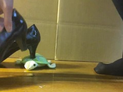 女装オナニーしながらエナメルパンプスで踏み潰し 射精する