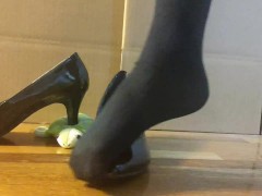女装オナニーしながらエナメルパンプスで踏み潰し 射精する - Screenshot 13 of 16 - Pumps