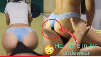 Cute fille (24 ans) en uniforme d’écolière japonaise se frotte jusqu’à ce qu’il jouisse dans son pantalon, assjob