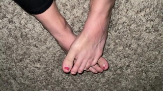 Lange tenen met afgebroken nagellak die je wiebelen en plagen