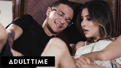 ADULT TIME - ¡La hermanastra trans Hot de mi compañera de cuarto me deja probar su polla!