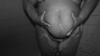 BBW Lucy Sky dans la baignoire mousser son ventre et toutes ses courbes.